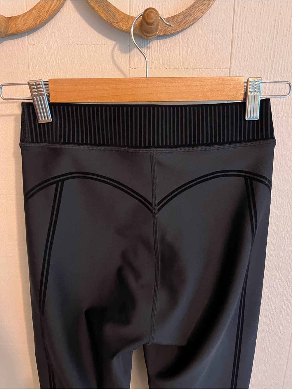ALO Yoga Airlift High-Waist 7/8 Line Up Leggings in Black - Picture 10 of 11